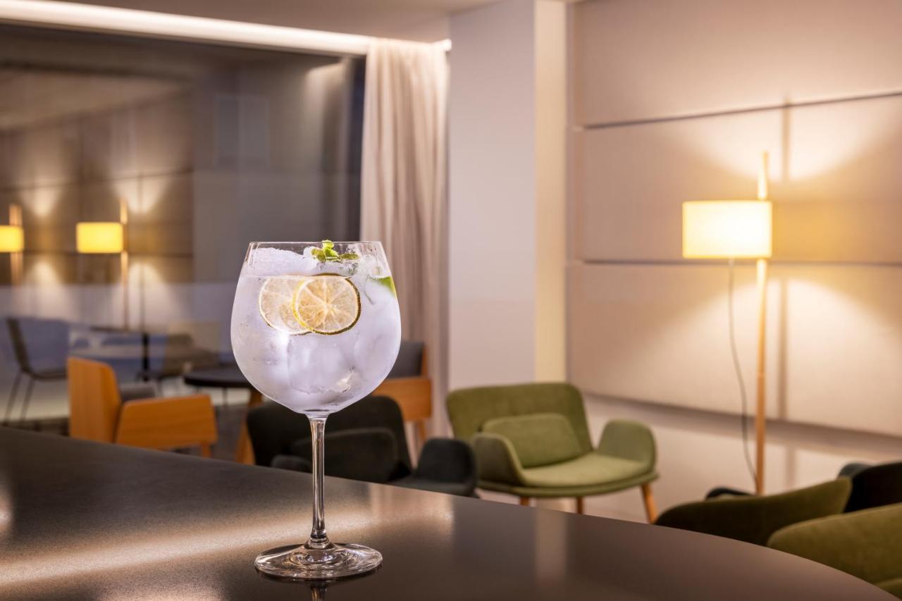 Eurostars Portico Alicante Exterior photo A glass of G'Vine Floraison with tonic water